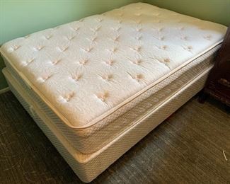 Full Size Mattress/Boxspring/Frame	24x73x56in	HxWxD
