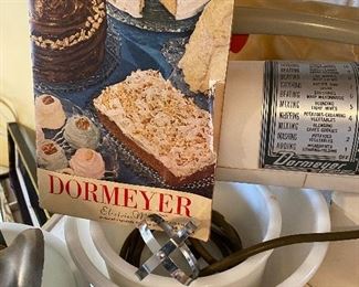 124) Dormeyer Mix Master (1950's) With Original Recipe Booklet, Beaters, 4 Milk Bowls, Juicer $30
