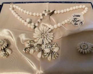 185) Vintage White Rhinestone Crystals 4 Piece Set in Original Presentation box $12