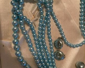 189) Vintage Blue Perfect Pearls With Earrings in Original Presentation Box $12