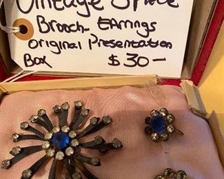 186) Rhinestone Spider  Vintage Brooch Earrings in Presentation Box $15