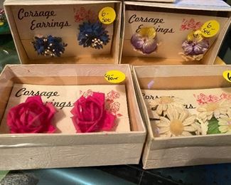 213) Vintage Corsage Flower Pins in BOX. ENTIRE LOT :$15 (5)
