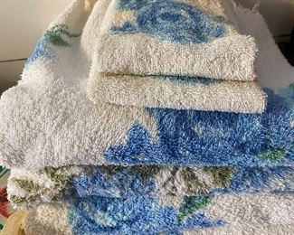 369) Vintage Bath Towels (4) with Hand Towels (2) ALL $10