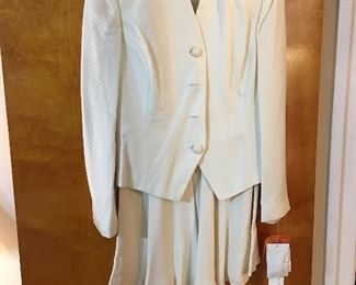 Very Channel! Off white, good weight, traveling skirt suit. MINT. Many with tags. 