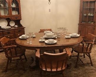Ethan Allen Maple Dinning Room Table w/1 Leaf and 6 Captain Chairs