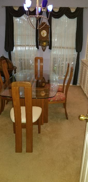 Benny Linden table and 6 chairs. Great look, very functional and the chairs are Comfortable !!