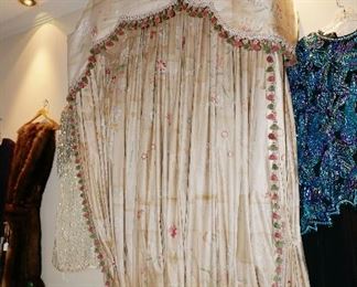 Vintage Canopy w/ tie backs 
