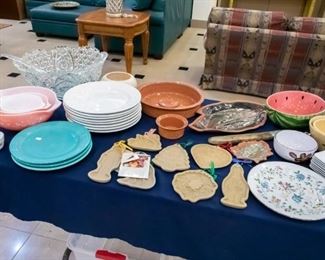 The green plates on the left are Fiesta.