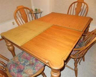 Oak Dining Table W/4 chairs, 2 leaves, and Custom Pads (Nice)