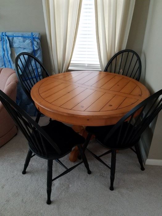 48" round dining table w/4 chairs & leaf $275