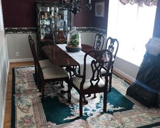 Pennsylvania House Table with 6 chairs. 2 extra leaves. Rug measures 8’ x 11’.
