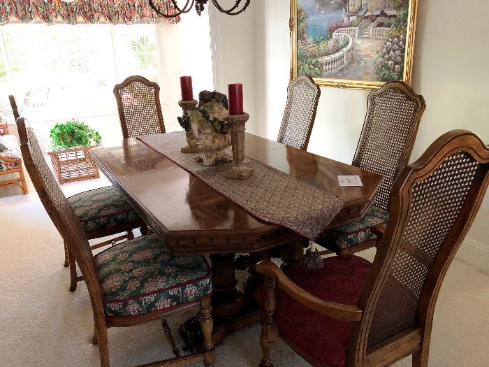 Hibriten Dining Room Table and Chairs