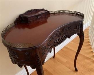 Antique Style Kidney Writing Desk with Chair