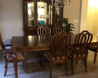 Stunning Dining Table w 6 Chairs and 2 Leaves, Matching Lighted Hutch