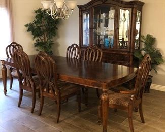 Stunning Dining Table w 6 Chairs and 2 Leaves