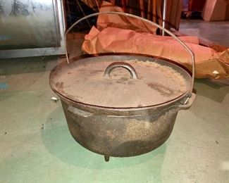 Griswold #10 / 310 cast iron Tite-Top dutch oven