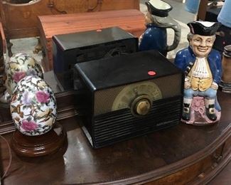 Vintage radio and other Décor 
