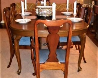 QUEEN ANNE DINING TABLE WITH 3 LEAVES (PHOTO WITH 1 LEAF) AND 6 CHAIRS