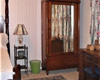 OAK SINGLE DOOR ARMOIRE