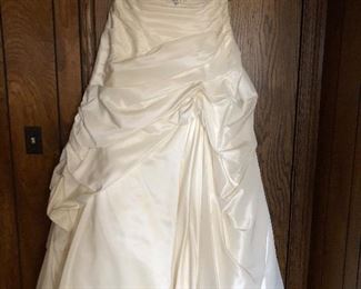 alfred angelo Ivory with Silver Cap Sleeve size 18 dress 