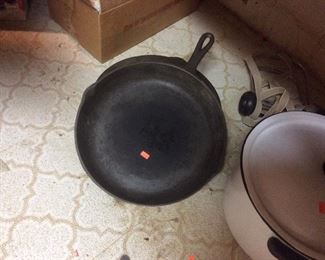 Large no name cast iron pan