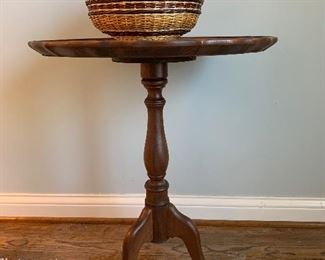 Pie crust table