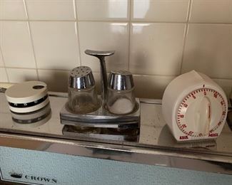 Lots of vintage kitchen items