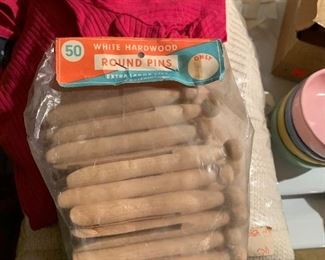 Bag of 50 round wooden clothes pins