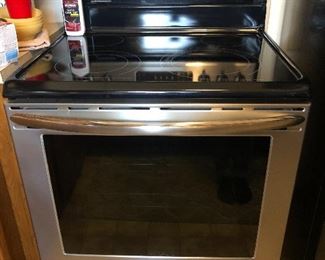 High quality Frigidaire convection oven in like-new condition!