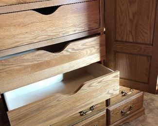 Sliding drawers in chest of drawers