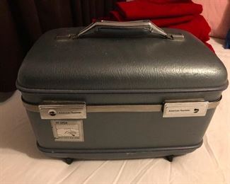 vintage train case (I love this!)