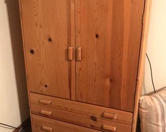 Chest w/shelves