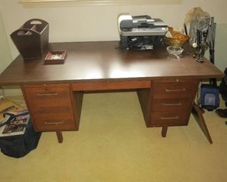 NICE OFFICE DESK..GREAT CONDITION.