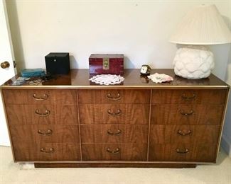 Dresser, lamps