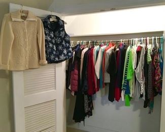 Name brand women's clothing (size small)