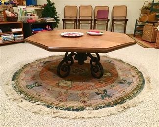 Wooden coffee table w/ iron base, round rug