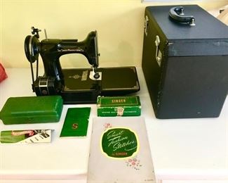 Singer electric Featherweight sewing machine w/ accessories and case