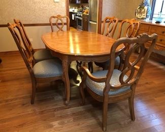 Hickory Manufacturing dining room table and 6 chairs - includes table pads as well!