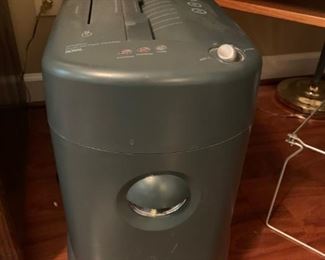 Royal Vertical Feed Cross Cut Paper Shredder
#VF1000MX!
