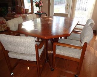 dining table w/6 chairs on rollers