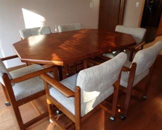 another shot of the table, has leaf