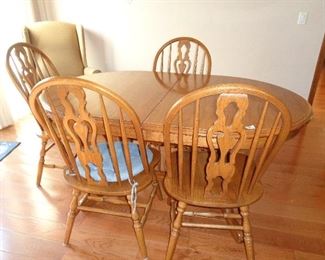 kitchen table w/6 chairs & 2 leaves
