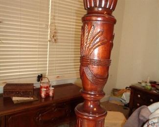 closeup of post on queen size 4 poster bed