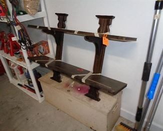shelf that mounts on the wall