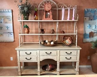 Beautiful hutch by Lane. Matches dining table and sideboard