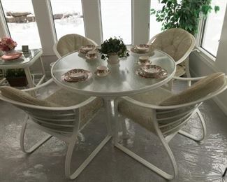 Sunroom / Patio table and 4 chairs