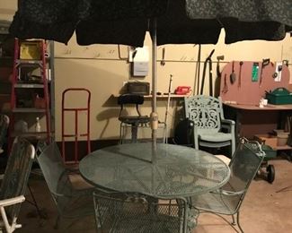 Round metal Patio table with 4 chairs and Umbrella