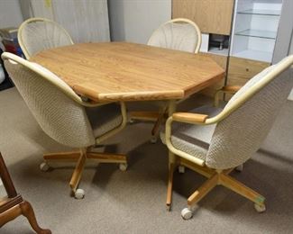 KITCHEN TABLE W/1 LEAF & 4 ROLLING CHAIRS