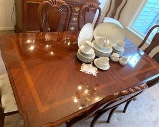 American Drew dining room table with eight chairs and two leaves, both ends have a drawer to pull out for silverware storage 