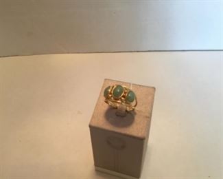 Ring 14kt gold ring with three jades. Size 9 3/4